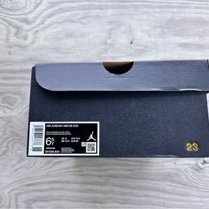 Air Jordan 1 Mid SE GS 'Orange Suede'
Size-6.5Y